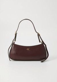 Burgundia nahast käekott kõvera kujuga, kuldsete metalldetailide ja logoga. Omab ühte õlapaela. Sile tekstuur.