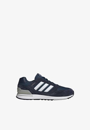 Donker marineblauwe sneaker met witte drie stripes, bovenkant van suede en mesh, gevoerde kraag, gevoerde zool en textuur detailing.