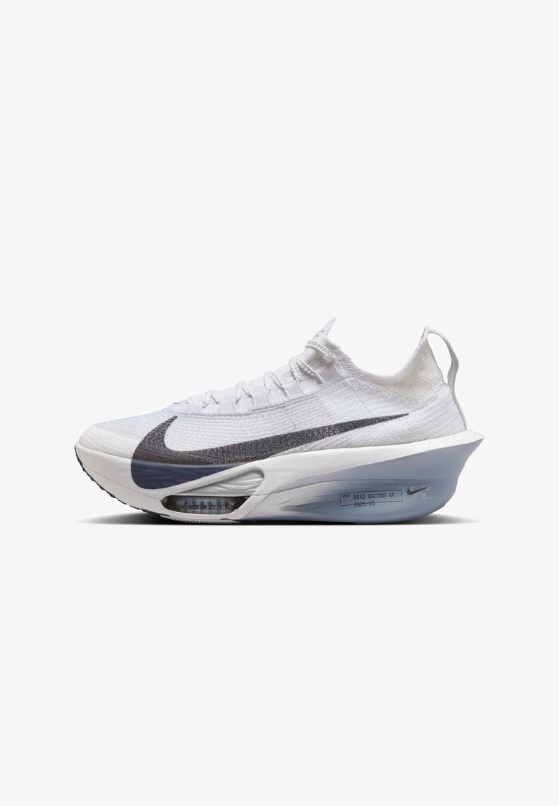 Chaussure de course Nike en textile blanc avec un swoosh gris, une forme aérodynamique, une semelle intermédiaire transparente et un amorti à air visible.