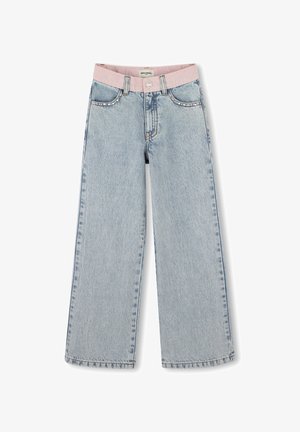 Lichtblauwe denim jeans met een roze tailleband, wijd been ontwerp, vijf zakken stijl, knoopsluiting en zichtbare stikseldetails.