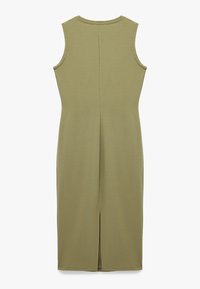 Vestido ajustado sin mangas en verde oliva, hecho de una tela suave, que presenta una costura central en la parte posterior y una abertura en la parte trasera hasta la rodilla.