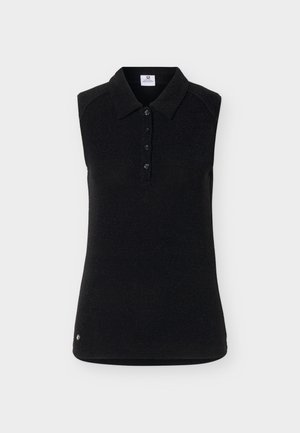 Ermeløs svart poloshirt med fire knapper og en liten logo nær nederkanten, vist på en ensfarget bakgrunn.