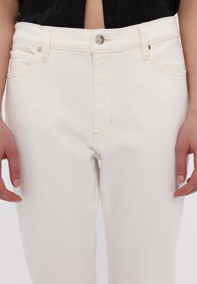 Vita denimjeans med normal midje, med knappstängning, framfickor och synlig sömnad nära midjebandet och sömmarna.
