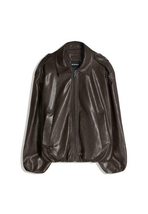 Ciemnobrązowa skórzana kurtka z zamkiem z przodu, dwoma bocznymi kieszeniami, długimi bufiastymi rękawami i kołnierzem, oznaczona marką Bershka.