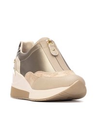 Zapatillas con paneles de cuero y ante beige, cierre con cremallera, acentos texturizados y una gruesa suela de goma blanca con base beige.