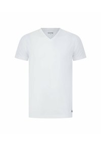 Schlichtes weißes T-Shirt mit kurzem Ärmel und V-Ausschnitt, mit einem kleinen Markenetikett am inneren Kragen und einem dezenten Logosticker am unteren Saum.