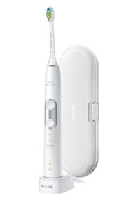 Spazzolino elettrico con manico bianco, dettagli argentati e testa di spazzola removibile. Include una custodia di ricarica bianca coordinata.