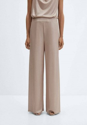Pantalon large couleur brun clair avec une texture plissée et une taille élastique. Matériau lisse, design long jusqu'au sol et détails minimes.