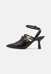 Sorte skinn slingback hæler med spiss tå, et unikt gull-insekt ornament og justerbare ankelstropper, med en kort blokkheel.