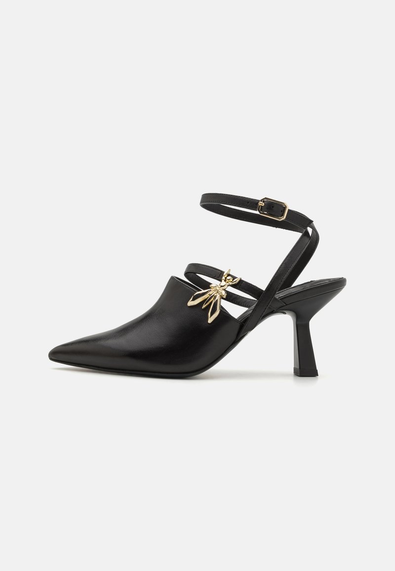 Sorte skinn slingback hæler med spiss tå, et unikt gull-insekt ornament og justerbare ankelstropper, med en kort blokkheel.