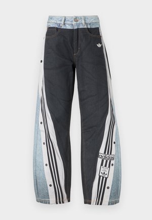 Pantaloni sportivi Adidas bicolore con pannelli anteriori neri, pannelli laterali a strisce bianche e nere, bottoni a pressione e patch con logo sulla gamba destra.