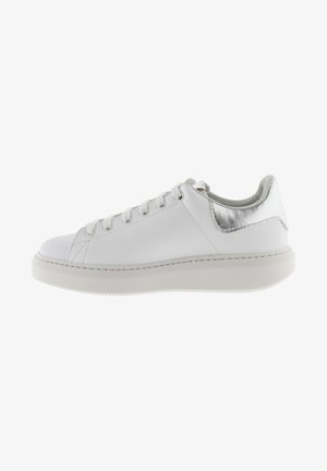 Weißes Leder-Sneaker mit glatter Oberfläche, runder Zehenpartie, silbernem Akzent an der Ferse und flacher Gummisohle. Verfügt über sechs Ösen für Schnürsenkel.
