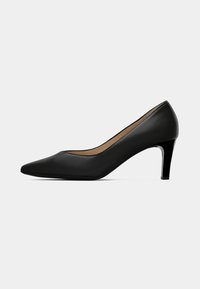 Svart läder högklackad pump med spetsig tå, elegant design och glansig klack. Slät yta utan synliga mönster eller detaljer.