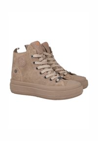 Zapatillas altas de ante beige con acabado texturizado, que presentan cordones redondos, ojales de metal y acentos de logo en la lengüeta y el costado.