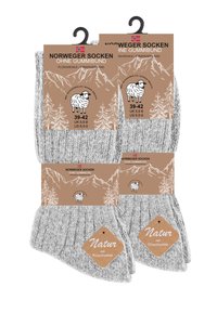 Calzini grigi in maglia con suola in peluche. Presentano una palette di colori naturali e etichette che indicano la taglia e i dettagli del prodotto. Inclusi cartellini di sospensione.