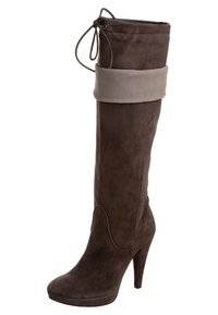 Bota de tacón alto de ante marrón con parte superior doblada y detalle de cordones. Presenta una textura suave y una suela con plataforma para mayor altura.