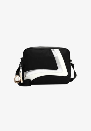 Černá taška s lesklým bílým a stříbrným designem. Obsahuje odnímatelný přívěsek na klíče ve tvaru baseballového míčku a pálky. Součástí je nastavitelný ramenní popruh.