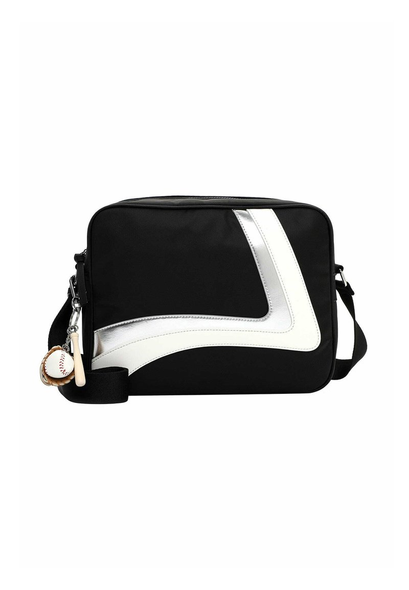 Sort taske med et blankt hvidt og sølvfarvet design. Indeholder en aftagelig nøglering med en baseball og et bat. Justerbar skulderrem inkluderet.