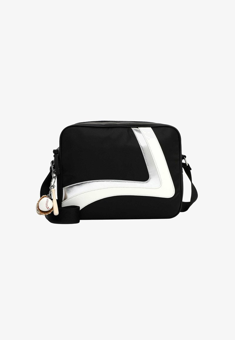 Sort taske med et blankt hvidt og sølvfarvet design. Indeholder en aftagelig nøglering med en baseball og et bat. Justerbar skulderrem inkluderet.