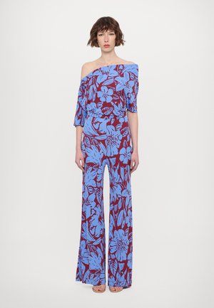 Blumiger Einteiler in Rot und Blau, mit schulterfreiem Design, weitem Hosenbein und einer lockeren Passform mit großen Blumenmustern.