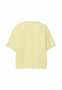 T-shirt oversize jaune clair à manches courtes avec épaules tombantes vu de dos sur fond blanc.