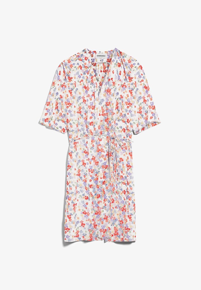 Robe fleurie avec des manches courtes, dotée d'un décolleté en V, d'une taille à nouer et de fleurs multicolores en rouge, violet et vert sur un fond clair.