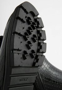 Next FOREVER COMFORT CHELSEA REGULAR WIDE FIT - Platvormtallaga poolsaapad - black croc effect