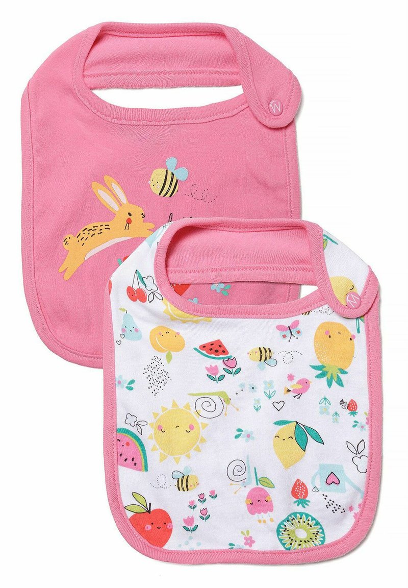 Różowy bawełniany śliniak z wzorem królika i pszczół; biały śliniak z kolorowymi owocami i wesołymi motywami, oba z zapięciem na zatrzask i różowym wykończeniem.