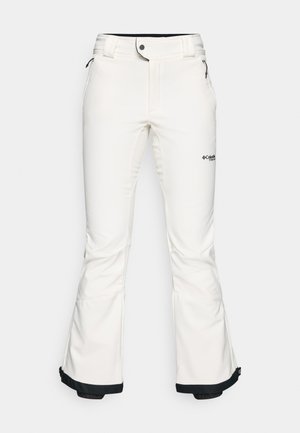 Pantaloni da sci bianchi realizzati in materiale morbido e flessibile. Presentano una vita aderente, gambe ampie e svasate, con rifiniture nere ai polsini. Logo del marchio visibile.
