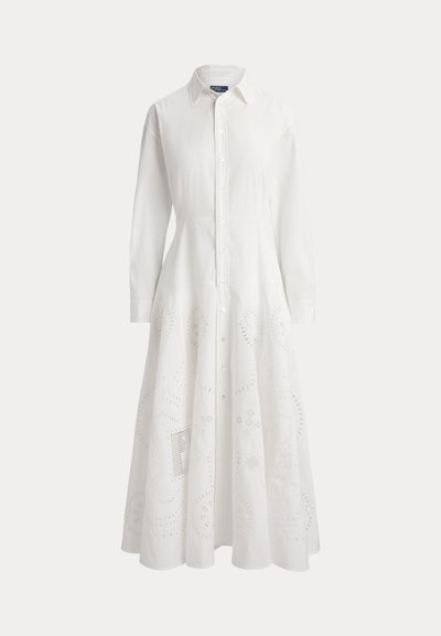 Rochie albă lungă cu nasturi, guler, mâneci lungi, talie ajustată și modele florale delicate tip broderie perforată pe partea de fustă.