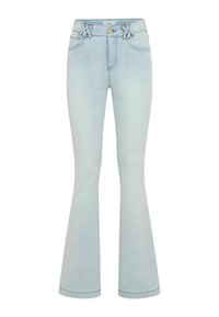 Jeans a zampa di color azzurro chiaro con tasche anteriori, chiusura con bottoni e doppi passanti decorativi per cintura, su un manichino invisibile.