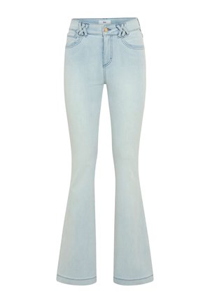 Lichtblauwe wijde jeans met voorzakken, knoopsluiting en decoratieve dubbele riemlussen op een onzichtbare paspop.