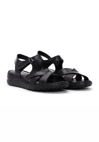 Sandali in pelle nera con molteplici cinghie incrociate, design con punta aperta e suola intrecciata testurizzata per una maggiore aderenza. Finitura liscia in tutto.