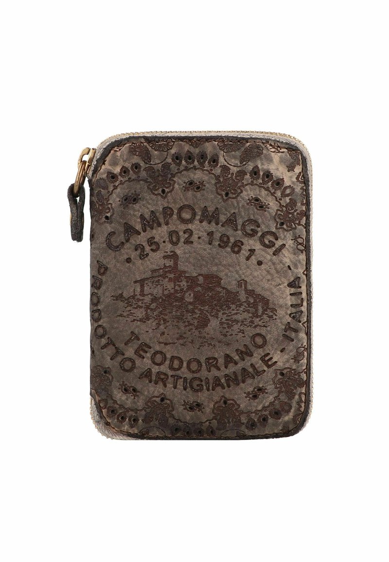 Portafoglio in pelle marrone con testo impresso e motivo decorativo. Presenta una chiusura con zip e un design vintage, che mette in risalto i dettagli artigianali.