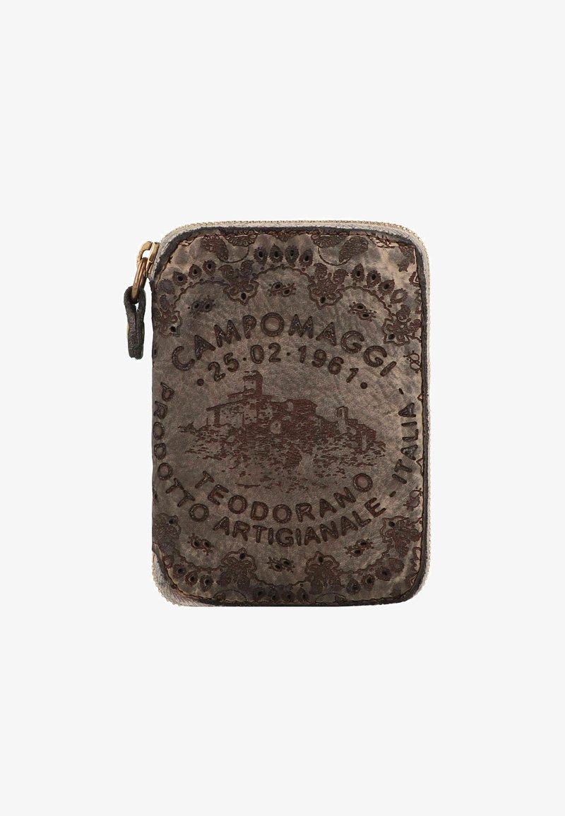 Portafoglio in pelle marrone con testo impresso e motivo decorativo. Presenta una chiusura con zip e un design vintage, che mette in risalto i dettagli artigianali.