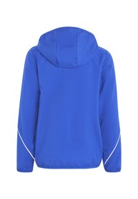 Blauwe waterdichte jas met capuchon, voorzien van witte accenten langs de mouwen en een gladde, lichte textuur.