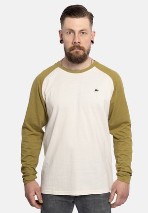Camiseta de manga larga tipo raglán con cuerpo crema y mangas verde oliva. Presenta un pequeño logo de oso negro en el pecho. Material de algodón.