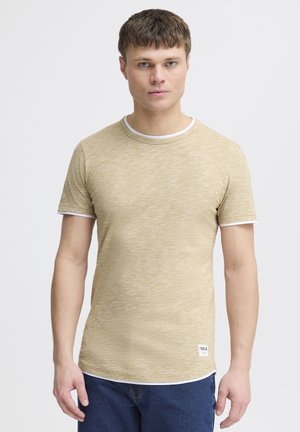 T-shirt s kratkim rukavima i okruglim izrezom, izrađen od laganog materijala. Teksturirana zlatna boja s bijelim detaljima na ovratniku i rukavima. Oznaka na rubu.