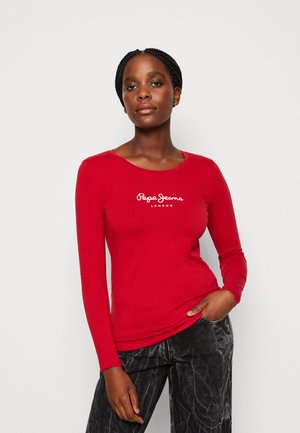 T-shirt rouge à manches longues en coton avec un col en forme de scoop et un logo blanc "Pepe Jeans London" sur la poitrine.