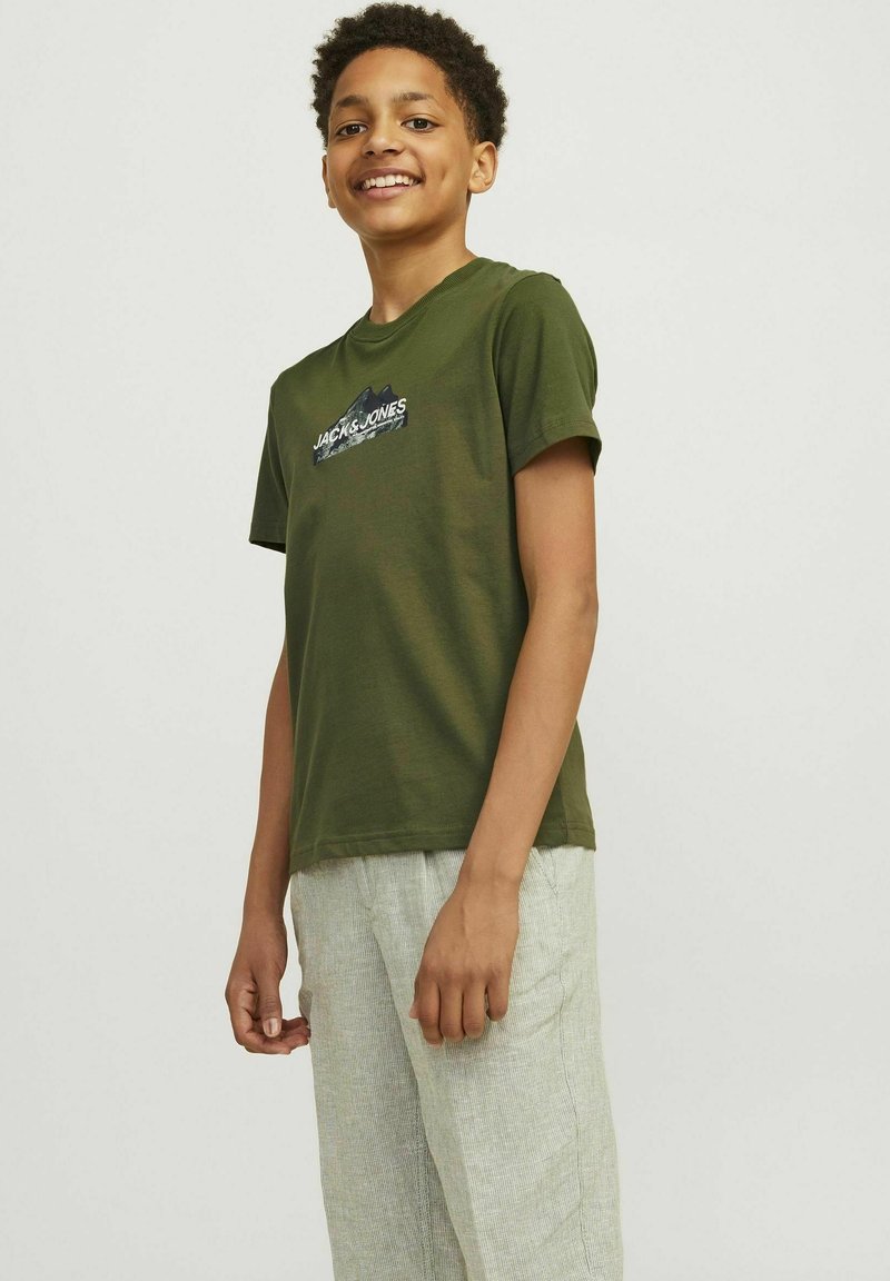 Olivengrøn kortærmet t-shirt med rund halsudskæring. Har et sort og hvidt logo-grafik på brystet. Blødt bomuldsmetervare.