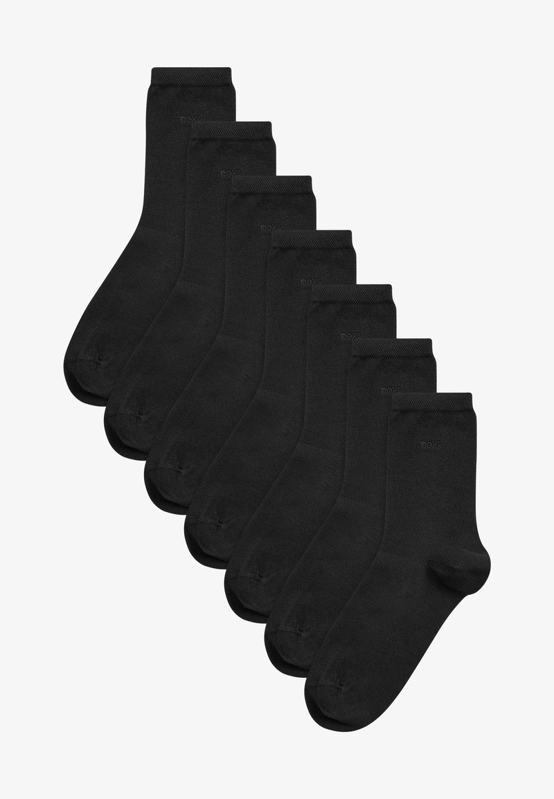Schwarze Baumwoll-Crew-Socken, die in einer Reihe gestapelt sind und eine glatte Textur sowie gerippte Bündchen aufweisen. Jede Socke zeigt ein dezentes Logo nahe der Oberseite.