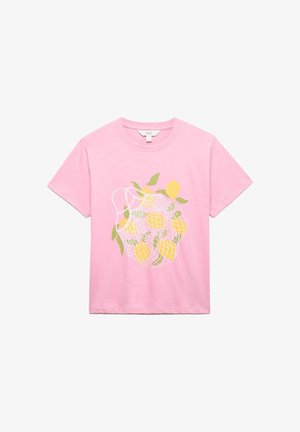 Maglietta rosa a maniche corte con una grafica di limoni gialli e foglie verdi all'interno di una borsa a rete bianca al centro davanti.