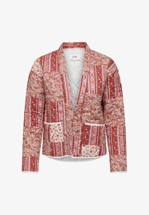 Veste matelassée avec un motif patchwork floral et rayé en rouge, rose et beige, deux poches avant et un col ouvert.