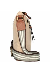 Bolso de nylon beige con detalles en cuero marrón, una correa de hombro a rayas clara y oscura, y un cierre de cremallera en la parte superior; se muestra vista lateral.