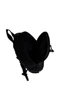 Sac à dos noir avec un dessus ouvert, présentant une surface lisse, des bretelles réglables et une fermeture éclair. L'intérieur est doublé de tissu doux.