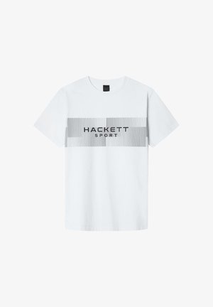 Biała koszulka z krótkim rękawem z szarymi pionowymi paskami na klatce piersiowej oraz napisem "HACKETT SPORT" wydrukowanym czarnymi literami.