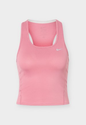 Ružové športové tielko Nike bez rukávov s prestrihmi na chrbte a malým bielym logom Swoosh na hrudi, vyrobené z textúrovaného priedušného materiálu.