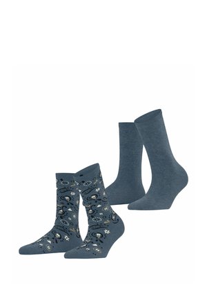Deux paires de chaussettes bleues mi-mollet, une paire unie bleue et l'autre avec un motif floral et cachemire en tons blancs, noirs et beiges.
