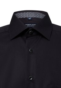Schwarzes Hemd mit Button-Down-Kragen, einfarbigem Design und subtiler Innenmusterung. Verfügt über zwei schwarze Knöpfe und hat einen normalen Schnitt.