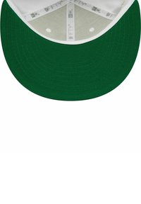 Grünes Baseballcap mit weißer Krone, flachem Schirm und strukturiertem Stoff. Verfügt über ein internes Futter, Größenetikett und Belüftungsöffnungen.